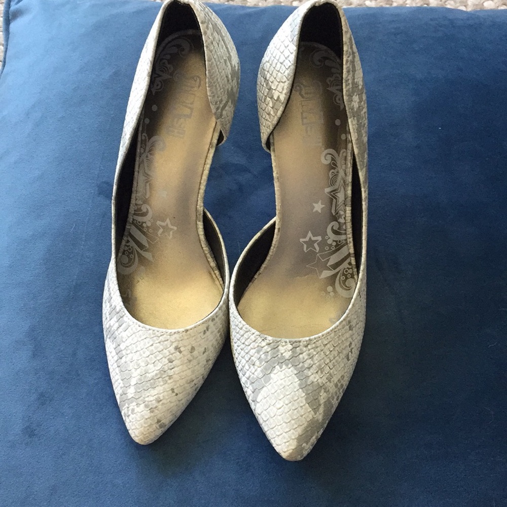 5.5 White and Silver faux snake print pumps. NWOT!